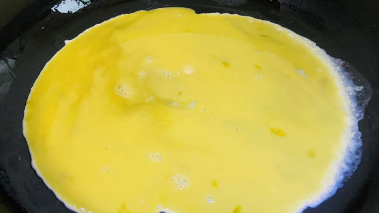 南瓜炒鸡蛋,起油锅倒入鸡蛋液