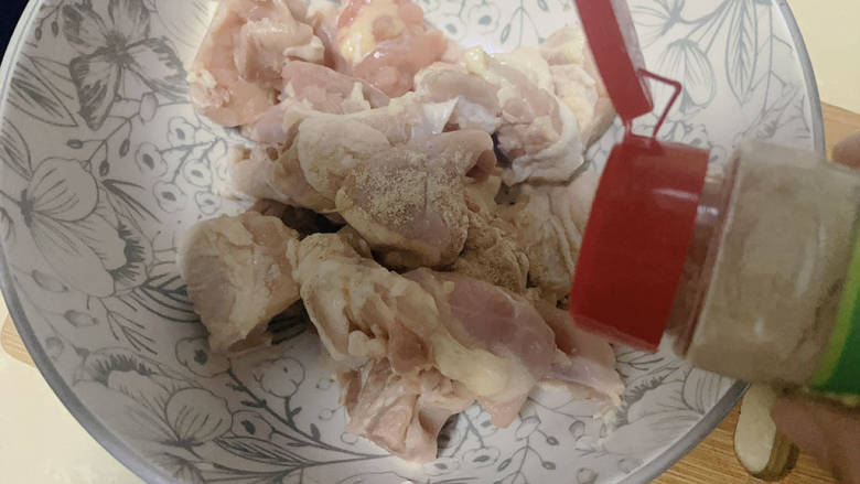 山药焖鸡,加入白胡椒粉10g
