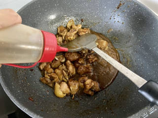 土豆香菇焖鸡,加入一茶匙蚝油翻炒均匀