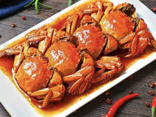 家常炒螃蟹,这个图只是摆盘好看罢了，炒螃蟹还是要把螃蟹切开炒，这样入味，吃起来特别好吃。