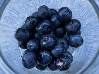 蓝莓酸奶马芬,蓝莓清洗干净后沥干水分。