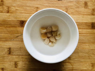 冬瓜瘦肉汤,干贝放入碗中加适量热水泡软。