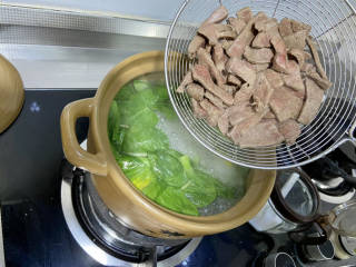 青菜猪肝汤,加入焯水半熟的猪肝小火炖煮一分钟