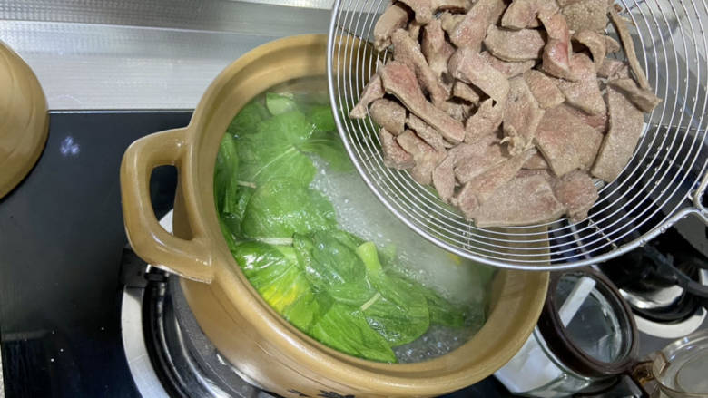 青菜猪肝汤,加入焯水半熟的猪肝小火炖煮一分钟