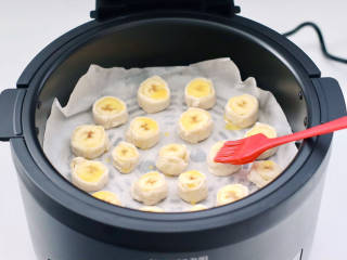 快手香蕉酥,上面刷上一层蛋液。