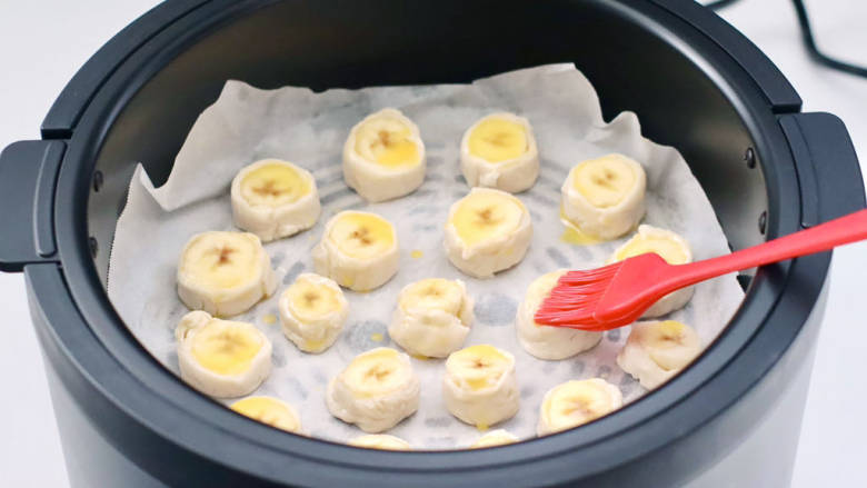快手香蕉酥,上面刷上一层蛋液。