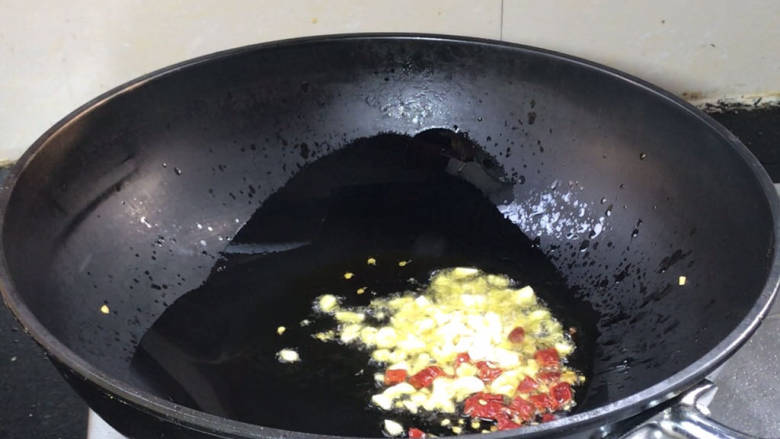酸辣苕叶,起锅热油，放入蒜末和干辣椒，炒香