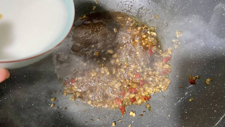 金针菇豆皮卷,转中火，淋入两汤匙水淀粉收汁到浓郁