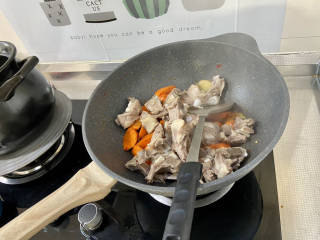 红烧羊肉煲➕胡萝卜煲羊排,加入煮好的羊排翻炒均匀