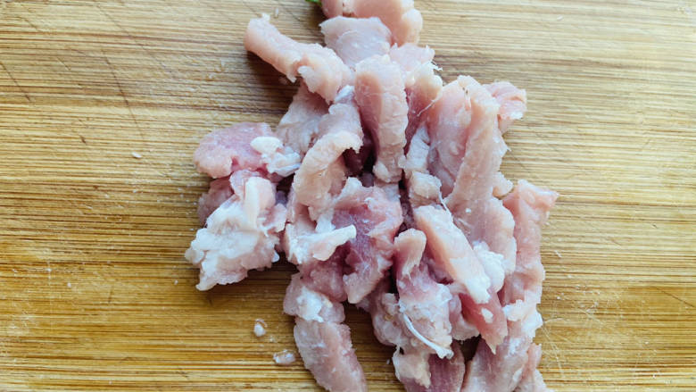 西红柿炖猪肉,猪肉洗净切片