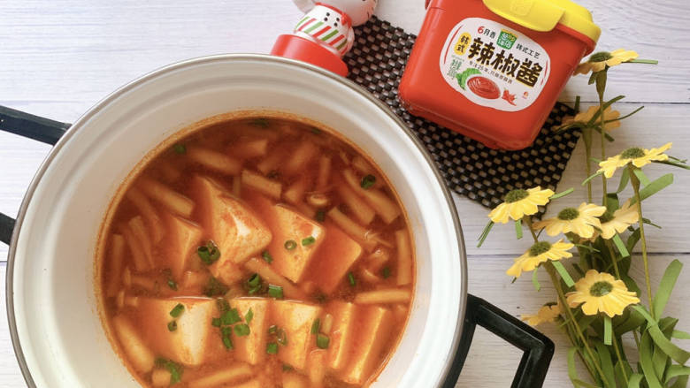 海鲜菇豆腐汤,出锅撒适量葱花即可。