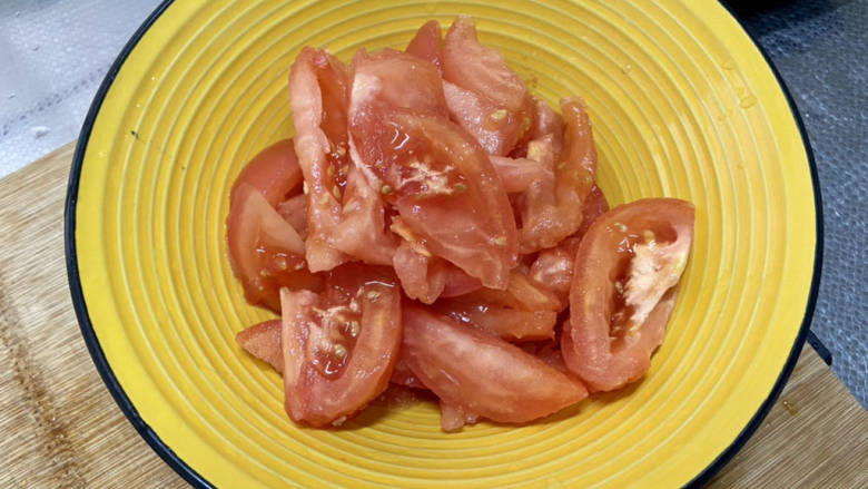 虾滑汤➕番茄白玉菇虾滑汤,番茄剥皮切块