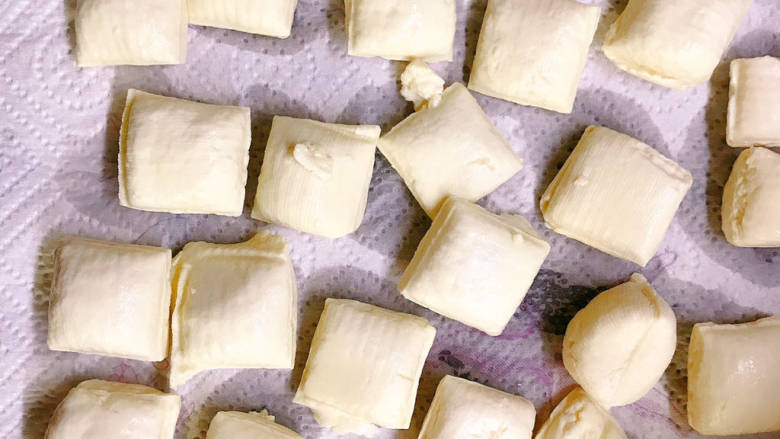 香辣包浆豆腐,冲洗后的豆腐放在厨房纸巾上