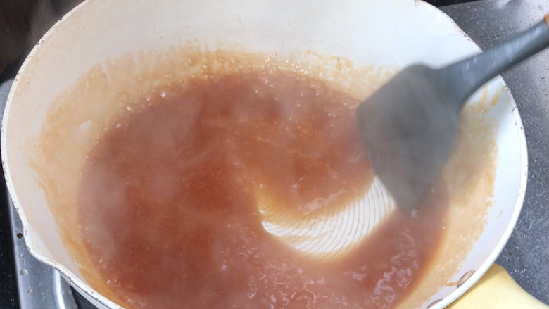 豆腐鲍鱼,倒出热油，锅留底油，倒入料汁搅拌至沸腾
