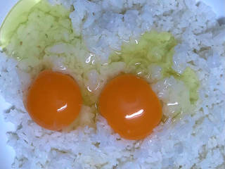 玉米虾仁蛋炒饭,下两个蛋，将蛋液和白米饭搅拌均匀，让蛋液紧紧包裹着白米饭