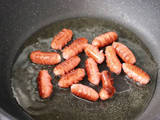 红肠沙拉水果时蔬,煎至两面焦黄色关火备用。