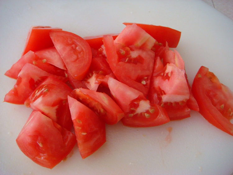 金针菇番茄汤,把西红柿切成小块。