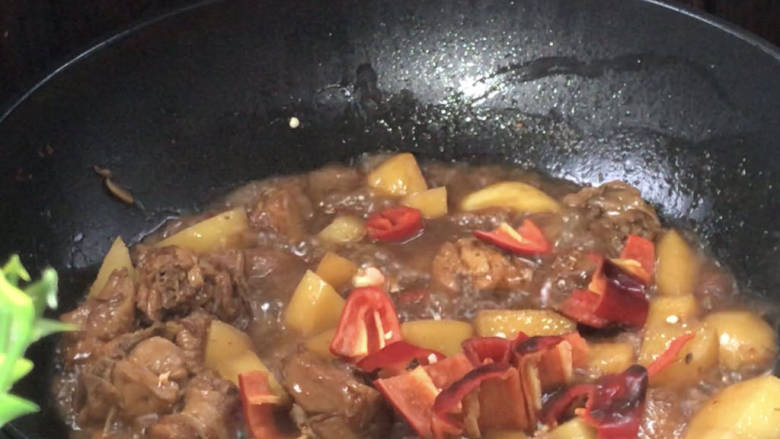 家常鸡块,10分钟后打开锅盖，拌匀，加入红椒拌匀