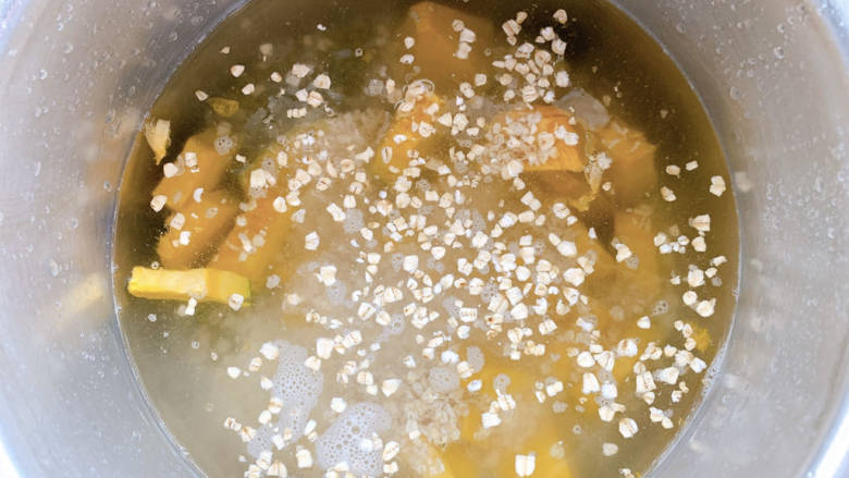 绿豆南瓜粥,再加两把燕麦，少量清水，高压锅煮15分钟。