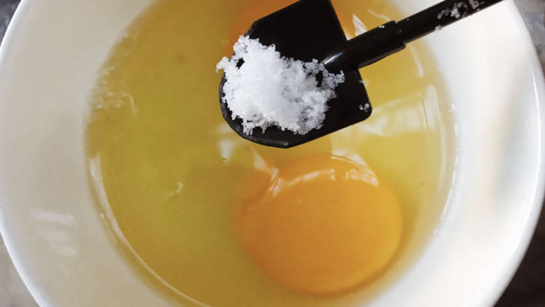白萝卜炒鸡蛋,两个鸡蛋打入碗中，加一小勺盐