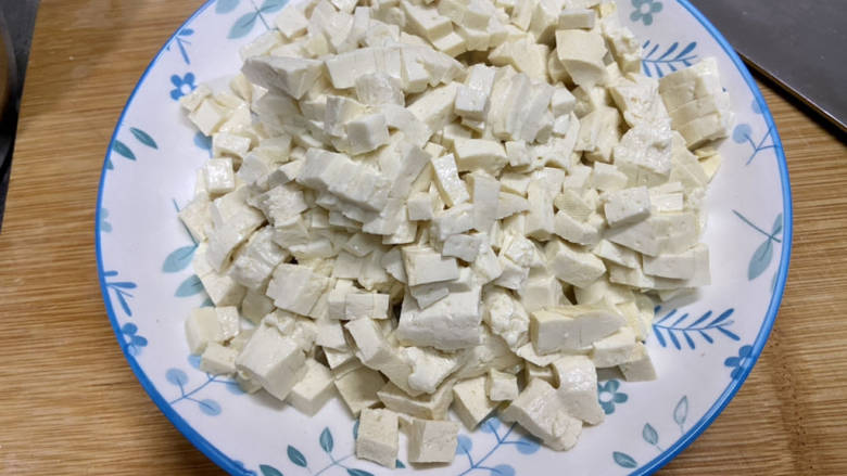 豆腐包子➕麻辣豆腐粉条包,蒸好的豆腐切小块