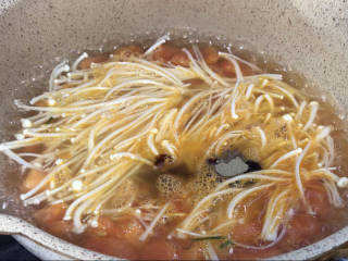 金针菇番茄汤,放入金针菇、胡椒粉，蚝油，拌匀煮沸