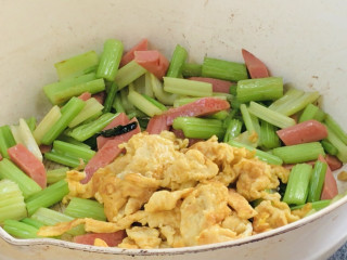 青菜火腿炒鸡蛋,加入鸡蛋，翻炒均匀至入味