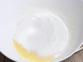 斓香斑马纹蛋糕,筛入低筋面粉，翻拌均匀