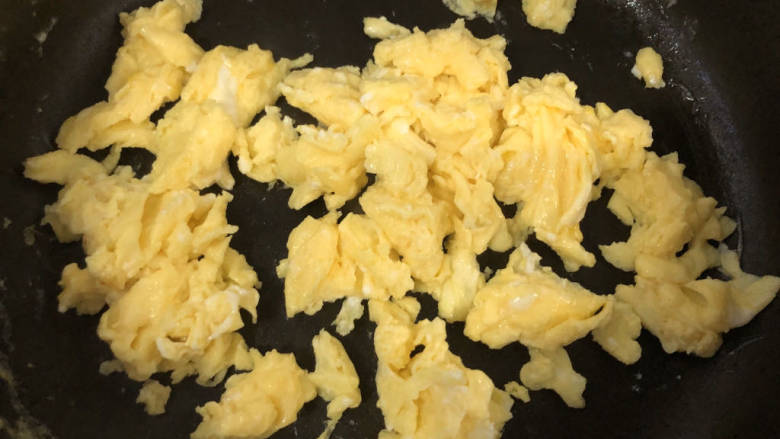 包菜粉丝炒鸡蛋,锅热放油先将鸡蛋炒熟，盛入碗中备用。