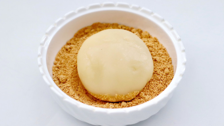 黄豆糯米球,揉好的糯米球放入黄豆粉中，裹上一层黄豆粉即可。