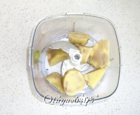 鸡汁芥末土豆泥,土豆蒸熟后去皮，搅碎或用小勺压碎成泥。