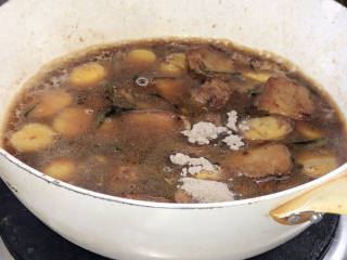 猪肉烧板栗,放入适量开水、胡椒粉拌匀，煮沸后转小火，盖上锅盖烧20分钟