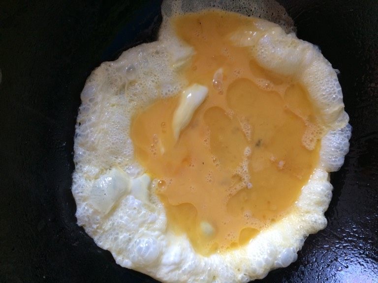 黄瓜炒蛋,如图锅里烧热油，下鸡蛋液，有稍微热些鸡蛋泡就鼓的比较多，鸡蛋口感会更好