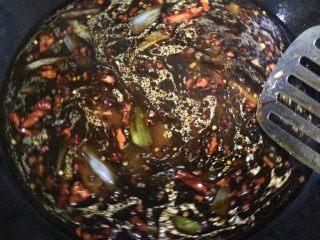 剁椒烧鲤鱼,如图加入两碗凉水，加入盐胡椒粉调味