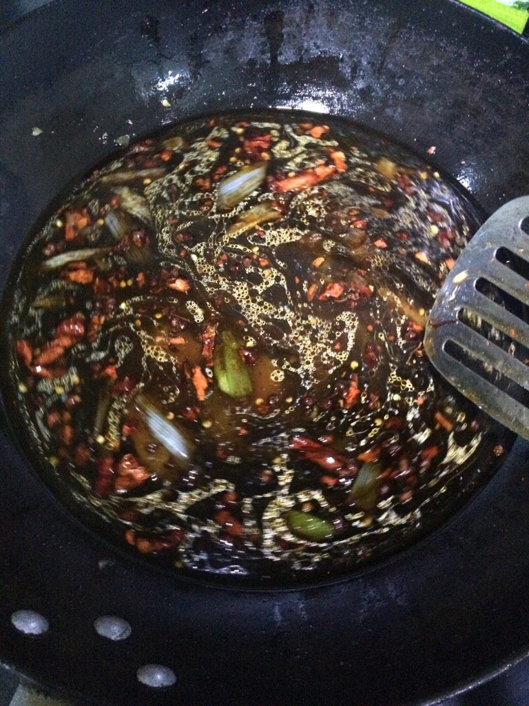 剁椒烧鲤鱼,如图加入两碗凉水，加入盐胡椒粉调味