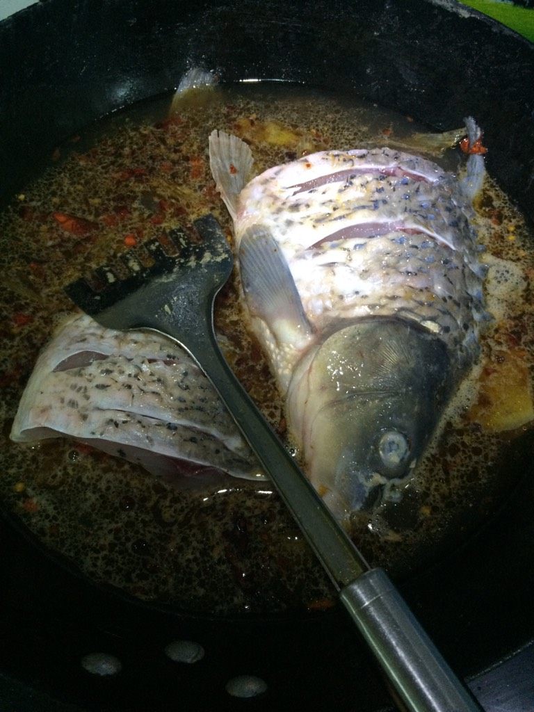 剁椒烧鲤鱼,如图下入洗干净的鱼段，加盖中小火炖煮二十分钟，