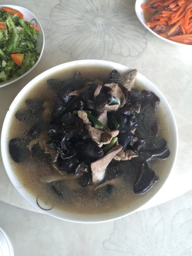 黑木耳猪肝汤,如图，热油，翻炒黑木耳，加水煮沸，下猪肝片，滚煮一下，加葱段出锅。