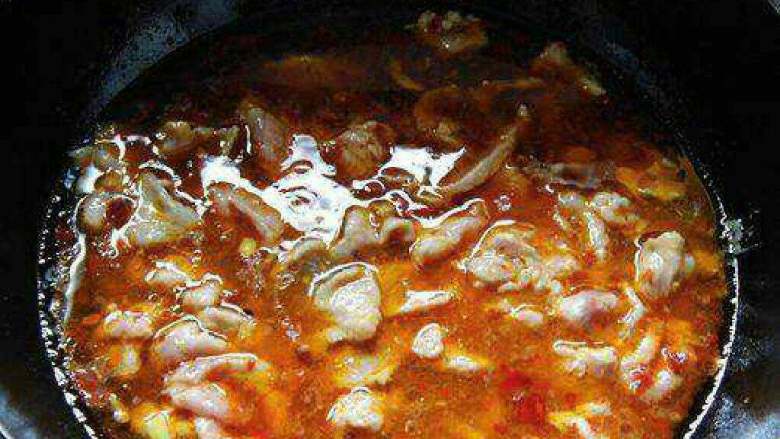 家常【水煮牛肉】,水煮开后，将腌制好的肉片，逐片下入锅中