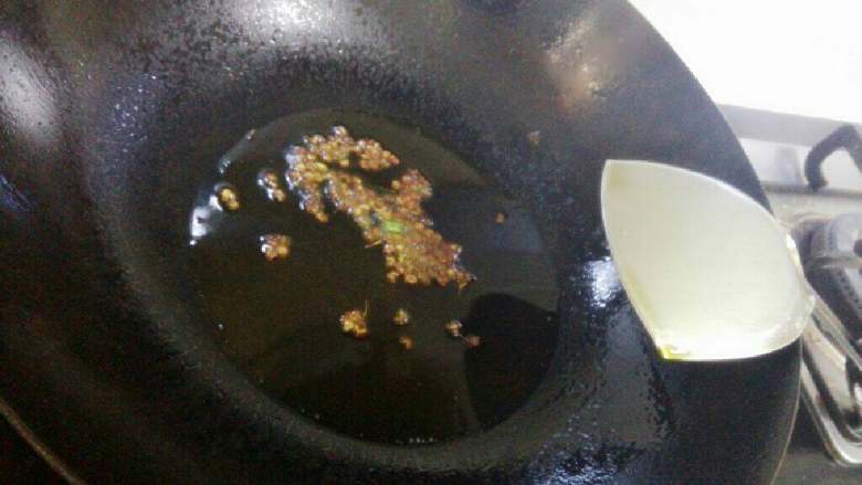 麻辣煮千张（豆腐皮）,锅里烧热后，倒入适量的油，烧热后放入花椒粒爆香后捞出花椒颗粒丢掉。