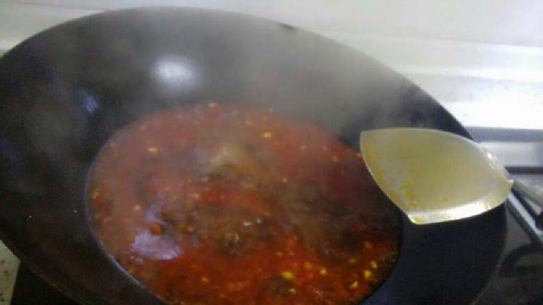 麻辣煮千张（豆腐皮）,加入一大碗水（或高汤）。