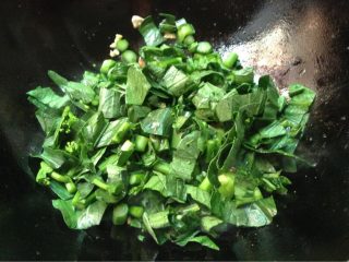 青菜炒年糕,如图再放入青菜翻炒至颜色变深绿