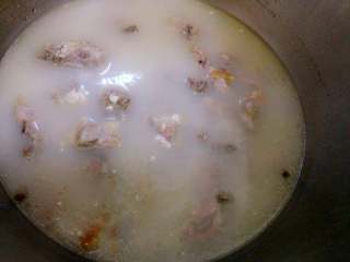 香菇莴笋烧虾饺肚条,筒骨或大骨加水和姜块慢熬。