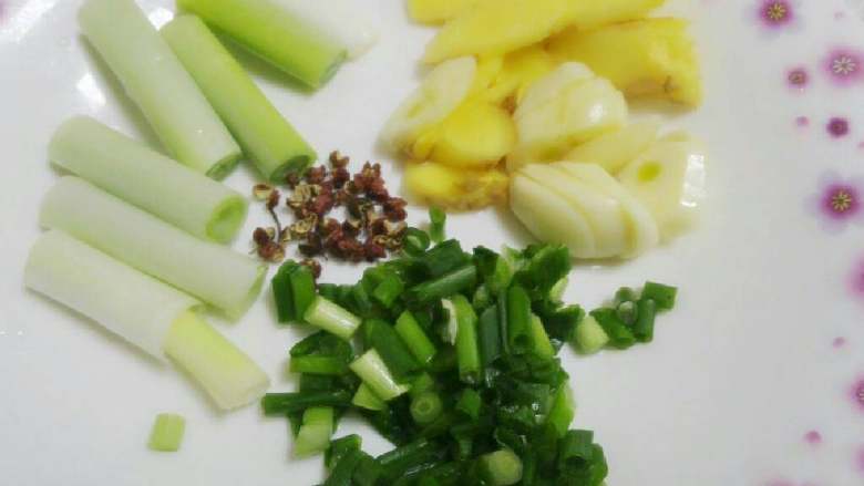香菇莴笋烧虾饺肚条,大葱白切段，小葱切细。姜蒜切片。