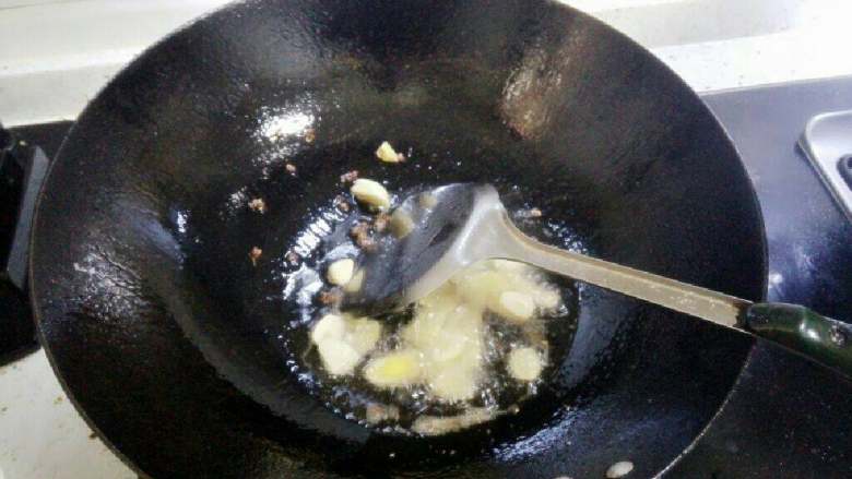 香菇莴笋烧虾饺肚条,锅里倒入适量油，烧热后，放入葱姜蒜和花椒爆香。