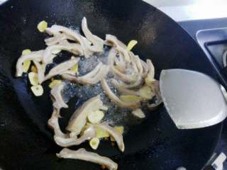 香菇莴笋烧虾饺肚条,倒入肚条翻炒。