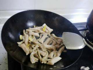 香菇莴笋烧虾饺肚条,再倒入虾饺翻炒均匀一两分钟。