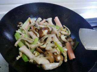 香菇莴笋烧虾饺肚条,依次放入香菇，火腿翻炒，最后放入莴笋炒匀。
