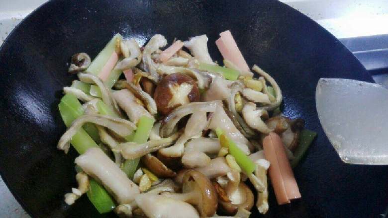 香菇莴笋烧虾饺肚条,依次放入香菇，火腿翻炒，最后放入莴笋炒匀。