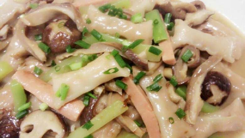 香菇莴笋烧虾饺肚条,真的是清淡又鲜美啊～