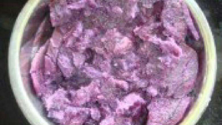 彩色汤圆,蒸熟的紫薯，取100G压成泥，备用。